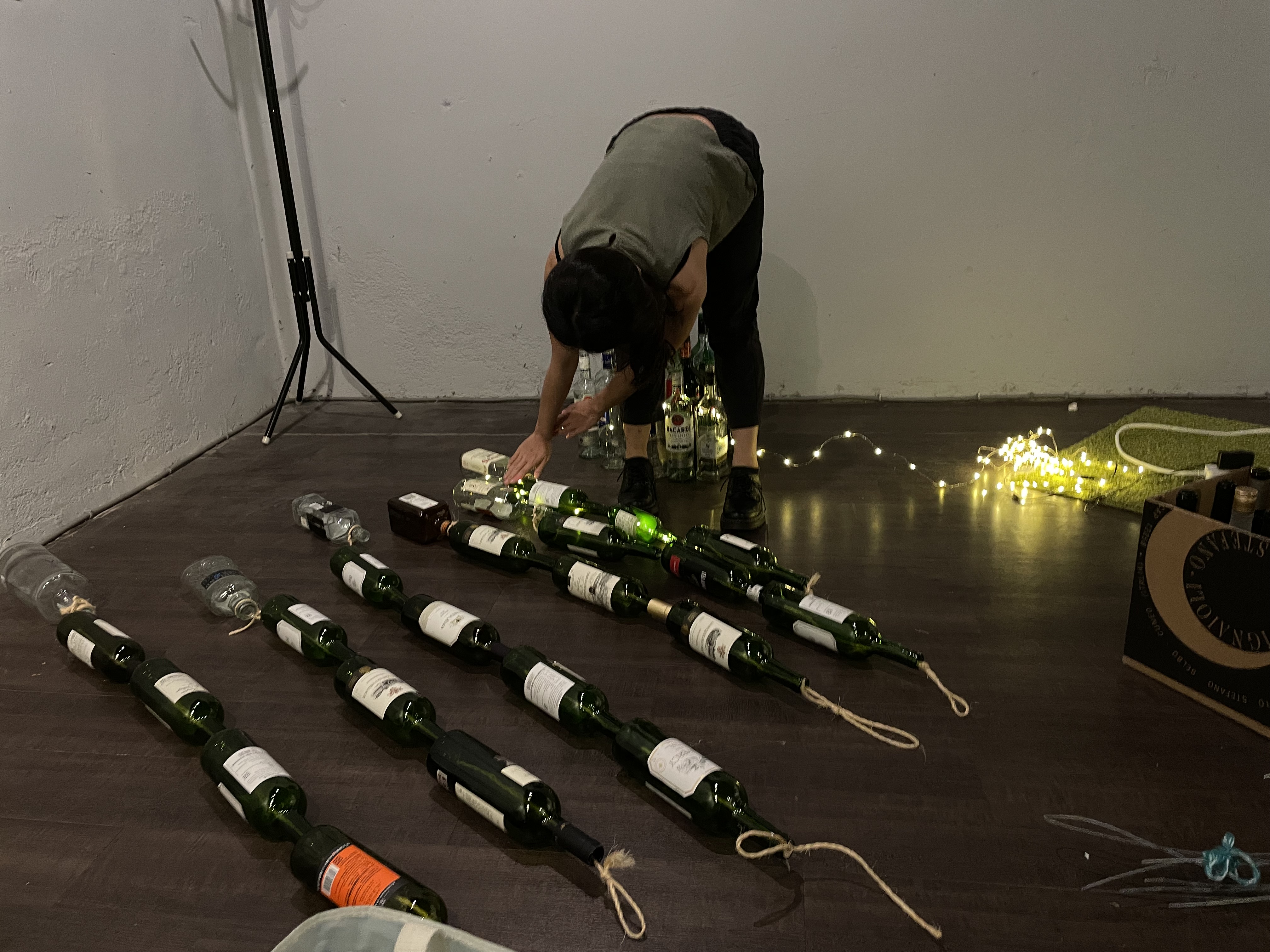 佈展（整理酒瓶串）